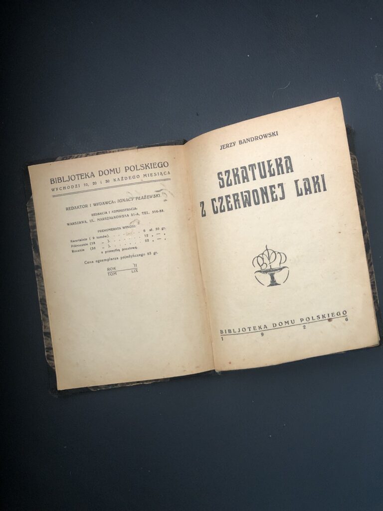 Szkatułka z czerwonej laki 